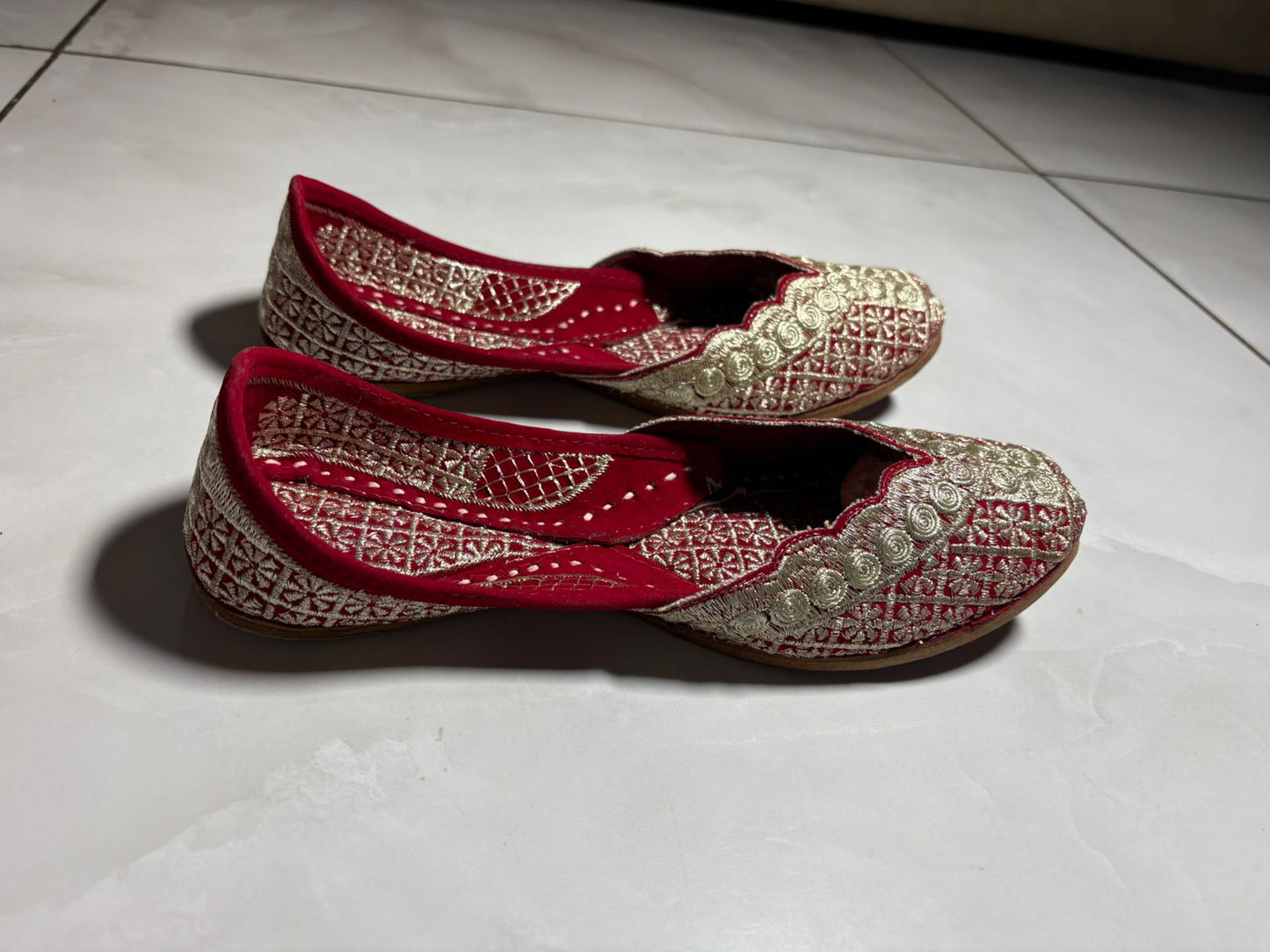 Royal Red Zari Embroidered Mojaris with Scalloped Detailing