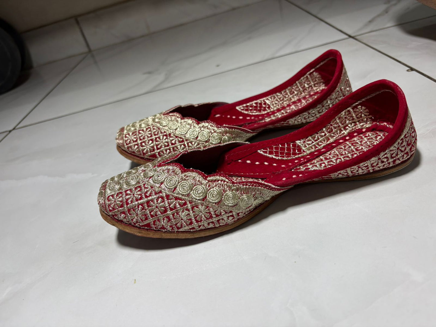 Royal Red Zari Embroidered Mojaris with Scalloped Detailing